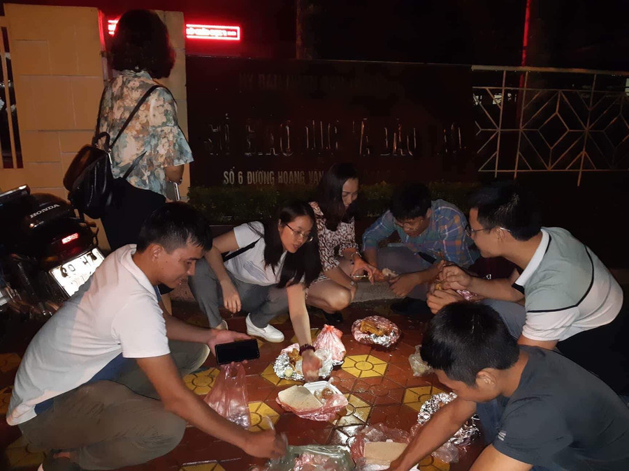 Báo chí bám trụ tác nghiệp tại Sở GD&ĐT trong đêm và cũng "ăn tại chỗ" chờ thông tin từ tổ công tác Báo chí bám trụ tác nghiệp tại Sở GD&ĐT trong đêm và cũng "ăn tại chỗ" chờ thông tin từ tổ công tác