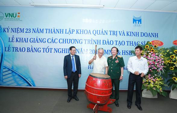 Theo truyền thống của HSB, Thượng tướng, TS Nguyễn Văn Hưởng - Nguyên Thứ trưởng Bộ Công an – đánh trống khai giảng năm học 2018 Theo truyền thống của HSB, Thượng tướng, TS Nguyễn Văn Hưởng - Nguyên Thứ trưởng Bộ Công an – đánh trống khai giảng năm học 2018