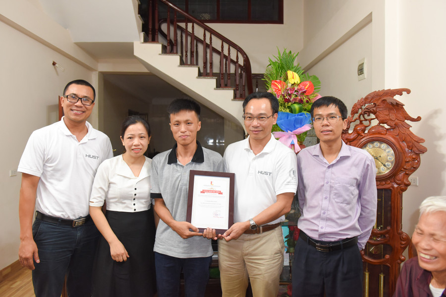 Ông Hoàng Minh Sơn - Hiệu trưởng Trường ĐH Bách khoa Hà Nội trao suất học bổng trị giá 150% học phí cho thủ khoa khối A cả nước Vương Xuân Hoàng. Cô giáo chủ nhiệm của Hoàng cũng chứng kiến, chia vui với thành tích của học trò Ông Hoàng Minh Sơn - Hiệu trưởng Trường ĐH Bách khoa Hà Nội trao suất học bổng trị giá 150% học phí cho thủ khoa khối A cả nước Vương Xuân Hoàng. Cô giáo chủ nhiệm của Hoàng cũng chứng kiến, chia vui với thành tích của học trò