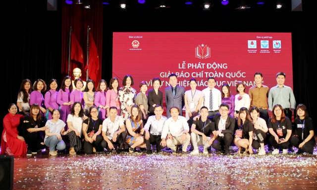 Tập thể cán bộ, phóng viên Báo Giáo dục và Thời đại tại lễ phát động Tập thể cán bộ, phóng viên Báo Giáo dục và Thời đại tại lễ phát động