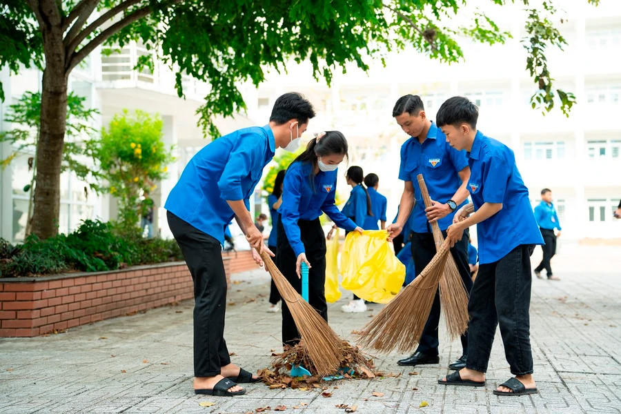 Đoàn viên, thanh niên Trường ĐH Kiên Giang dọn dẹp vệ sinh và chăm sóc cây xanh.