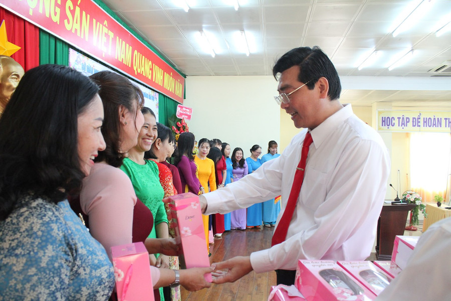 Ông Trần Thanh Bình - Giám đốc Sở GD&amp;ĐT TP Cần Thơ tặng quà chúc mừng nữ cán bộ quản lý.