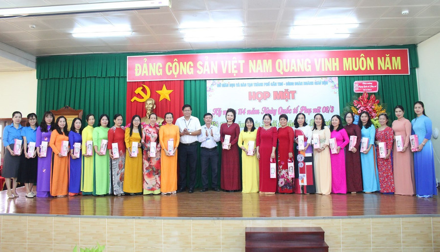 Nam cán bộ quản lý tặng quà, chúc mừng nữ cán bộ quản lý.