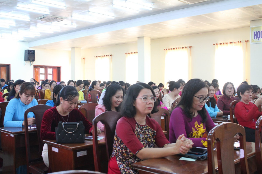 Nữ cán bộ quản lý tham dự buổi họp mặt.