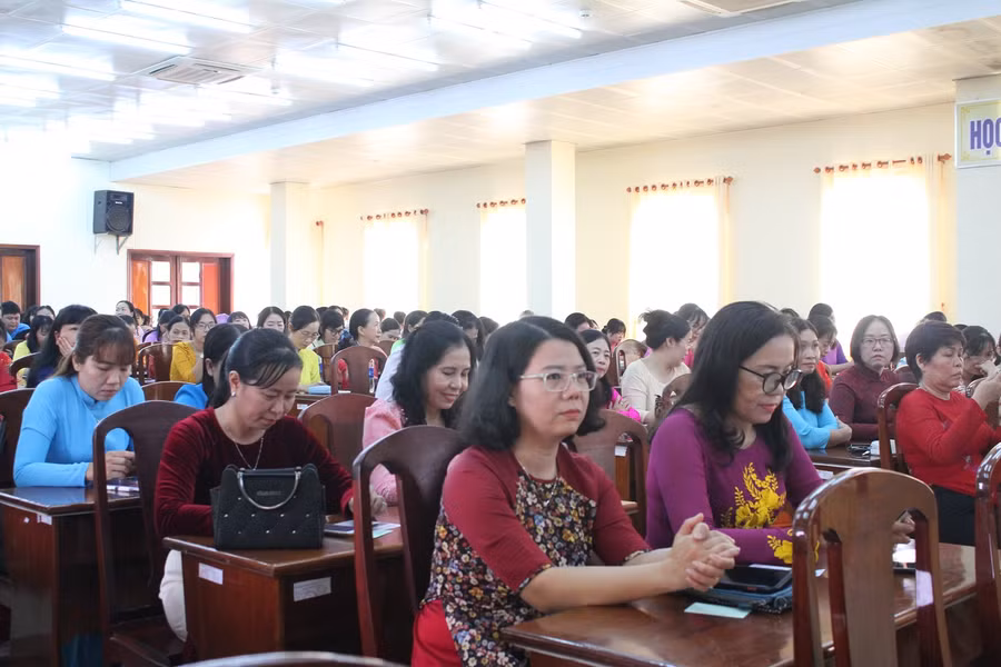 Nữ cán bộ quản lý tham dự buổi họp mặt.