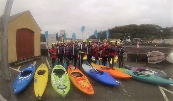 Một cuối tuần trong 2 tháng Tường Vy bị trầm cảm khi mới qua Anh, Tường Vy bỏ hết tất cả, đến xứ Wales để tập chèo thuyền kayak, ngoài cùng bên trái, Pembrokeshire 2017. Ảnh: Preseli Venture Eco Lodge and Adventures Một cuối tuần trong 2 tháng Tường Vy bị trầm cảm khi mới qua Anh, Tường Vy bỏ hết tất cả, đến xứ Wales để tập chèo thuyền kayak, ngoài cùng bên trái, Pembrokeshire 2017. Ảnh: Preseli Venture Eco Lodge and Adventures