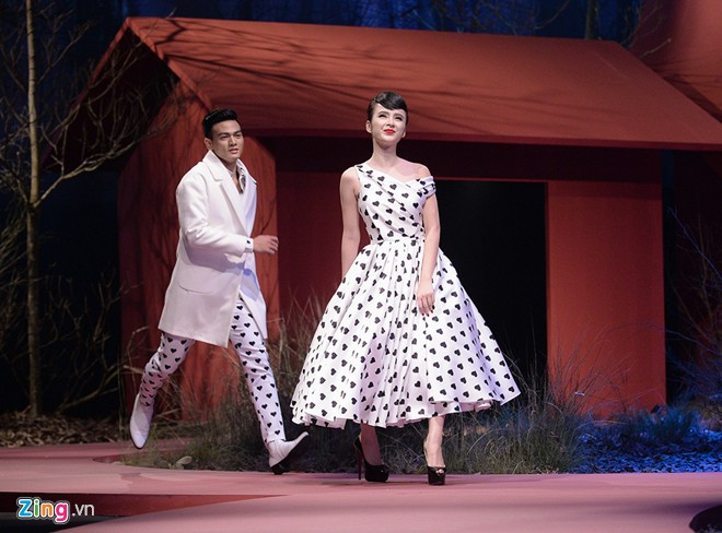 Angela Phương Trinh hôn mẫu nam trên sàn diễn thời trang