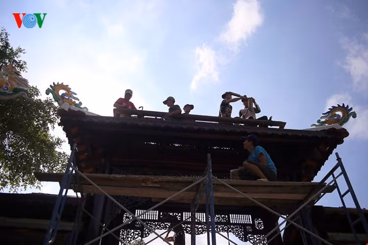 Cận cảnh tháo dỡ “biệt phủ” của đại gia vàng trên núi Hải Vân