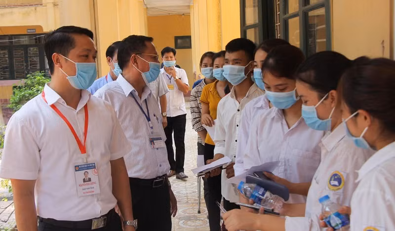 Chánh Thanh tra Bộ GD&ĐT cùng đoàn kiểm tra làm nhiệm vụ tại Điểm thi Trường THPT Sơn Động số 1 (Sơn Động, Bắc Giang). Ảnh: IT