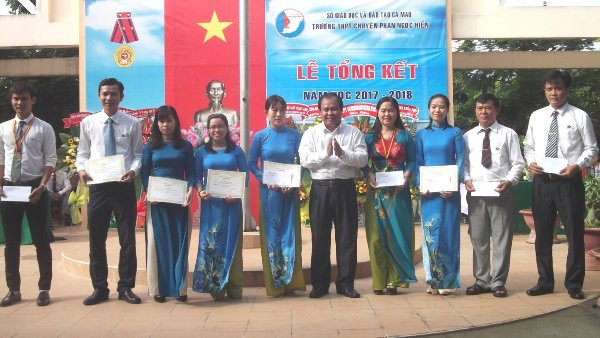 Giám đốc Sở GD&ĐT Cà Mau Nguyễn Minh Luân trao thưởng cho giáo viên đạt thành tích xuất sắc trong công tác giảng dạy