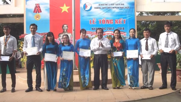 Giám đốc Sở GD&ĐT Cà Mau Nguyễn Minh Luân trao thưởng cho giáo viên đạt thành tích xuất sắc trong công tác giảng dạy