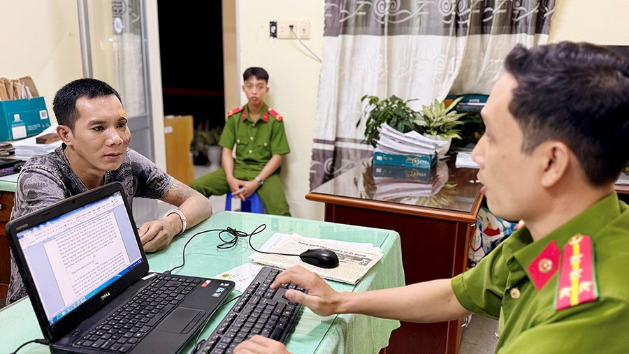 Trần Văn Hùng khai nhận tại Cơ quan Công an. (Ảnh: Tiến Tầm). Trần Văn Hùng khai nhận tại Cơ quan Công an. (Ảnh: Tiến Tầm).