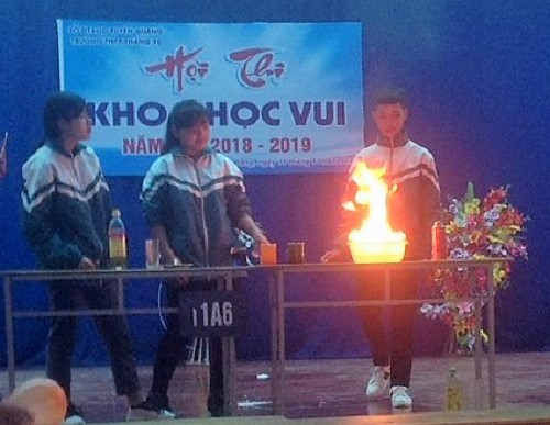 Học sinh lớp 11A6 và thí nghiệm lửa cháy trên nước
