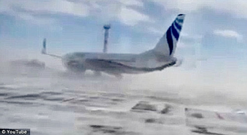 Máy bay Boeing 737 nặng gần 40 tấn bị gió thổi xoay 180 độ [VIDEO] - Ảnh 1