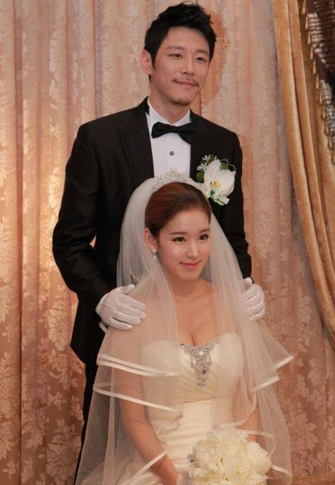 Đời tư “gây sốc” của nữ y tá trong “Hậu duệ của Mặt trời“ ảnh 4 doi tu