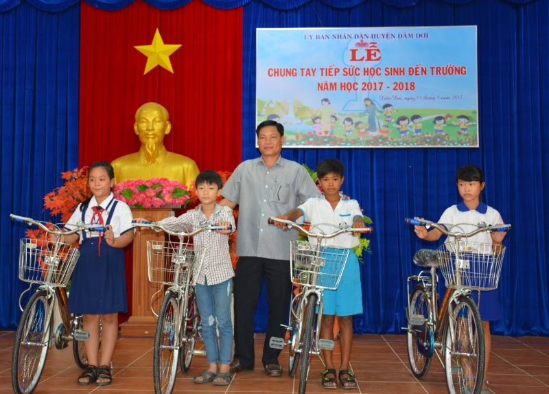 Đại diện nhà tài trợ trao xe đạp cho các em học sinh có hoàn cảnh khó khăn