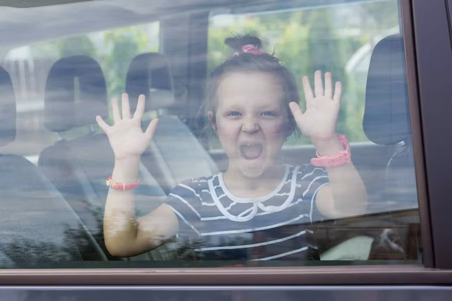 Cha mẹ cần trang bị cho trẻ kỹ năng thoát hiểm khi gặp sự cố mắc kẹt trên xe ô tô. Ảnh minh họa: INT.