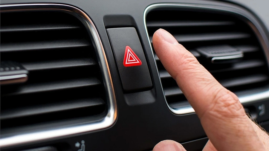 Sử dụng đèn báo nguy hiểm kết hợp còi xe, giúp trẻ dễ dàng cảnh báo cho những người xung quanh. Ảnh minh họa: INT.