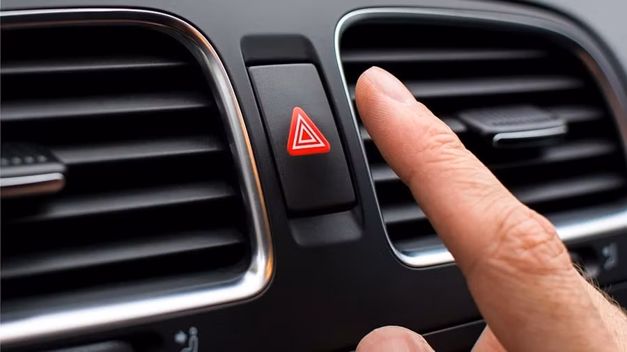 Sử dụng đèn báo nguy hiểm kết hợp còi xe, giúp trẻ dễ dàng cảnh báo cho những người xung quanh. Ảnh minh họa: INT.