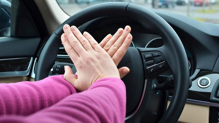 Sử dụng còi xe ô tô là cách nhanh chóng giúp trẻ cảnh báo cho những người xung quanh. Ảnh minh họa: INT.