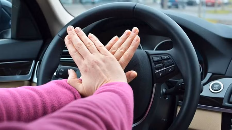 Sử dụng còi xe ô tô là cách nhanh chóng giúp trẻ cảnh báo cho những người xung quanh. Ảnh minh họa: INT.