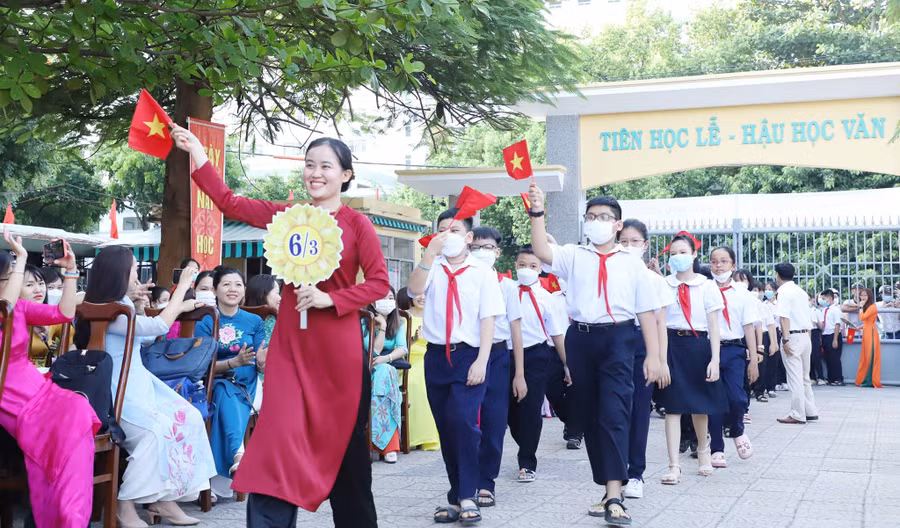 Trường THCS Nguyễn Huệ đón học sinh lớp 6 trong Lễ khai giảng năm học 2022 – 2023. 