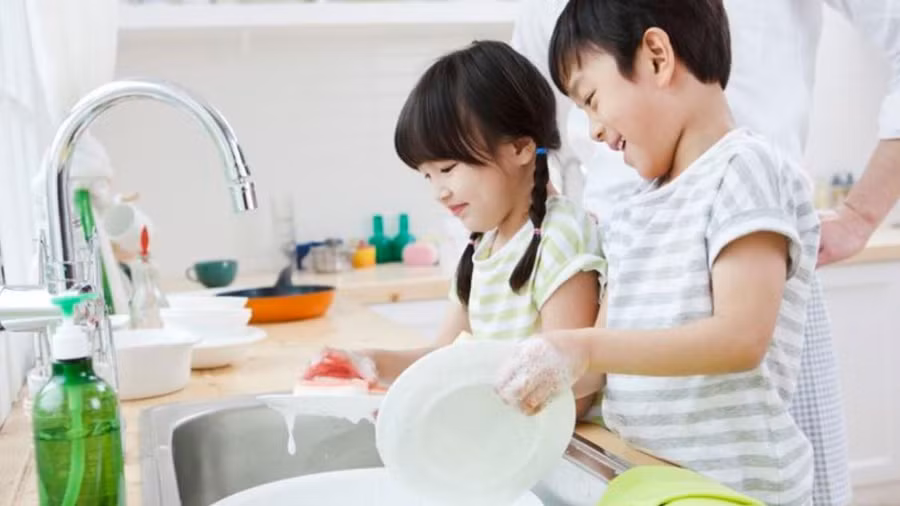 Cha mẹ cần để trẻ có tính tự lập. Ảnh minh họa.