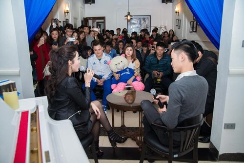 Huyền My đánh đàn piano tặng fan vào ngày sinh nhật - ảnh 2