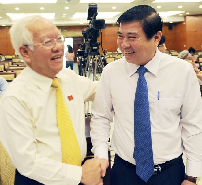 Ông Nguyễn Thành Phong bắt tay với nguyên Chủ tịch UBND TP HCM Lê Hoàng Quân (Ảnh: T.Trường/Zing news) 2