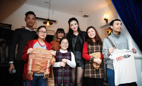 Huyền My đánh đàn piano tặng fan vào ngày sinh nhật - ảnh 9