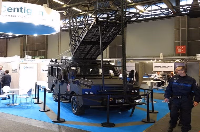 Bên trong triển lãm vũ khí tối tân chống khủng bố