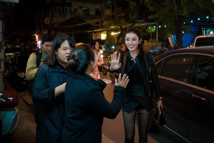 Huyền My đánh đàn piano tặng fan vào ngày sinh nhật
