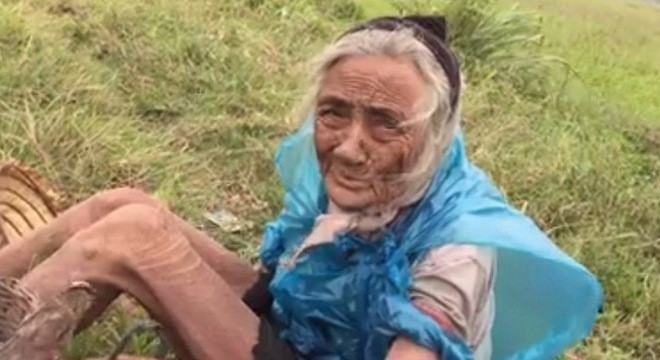 Cụ Lộc đi mò cua bắt ốc. Ảnh cắt từ clip
