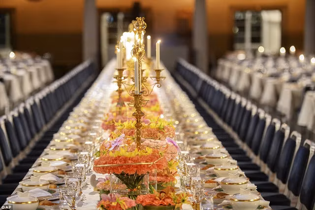  Bàn ăn lộng lẫy, xa hoa và được điểm xuyết những bông hoa tươi rực rỡ. 