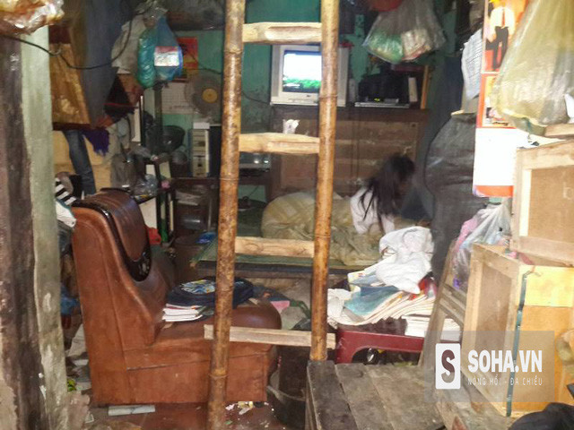  Bên trong căn nhà cụ Lộc và con cháu sinh sống không có đồ vật gì có giá trị. 