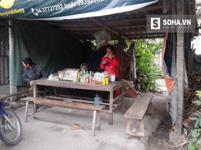  Quán nước ven đường Quốc lộ 1 của chị Tuyết. Chị cho biết, ngày nào cao điểm cả vốn lẫn lãi bán được 80.000 đồng. 