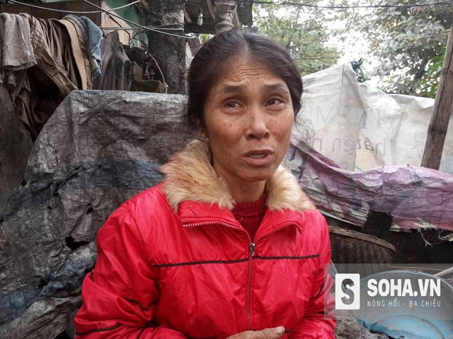  Đôi mắt đỏ hoe, chị Tuyết tâm sự cùng PV. 