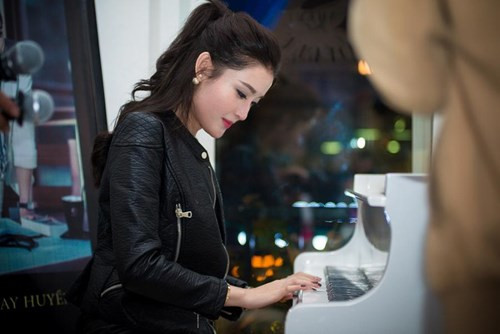 Huyền My đánh đàn piano tặng fan vào ngày sinh nhật - ảnh 12