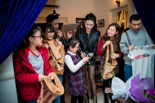 Huyền My đánh đàn piano tặng fan vào ngày sinh nhật - ảnh 7