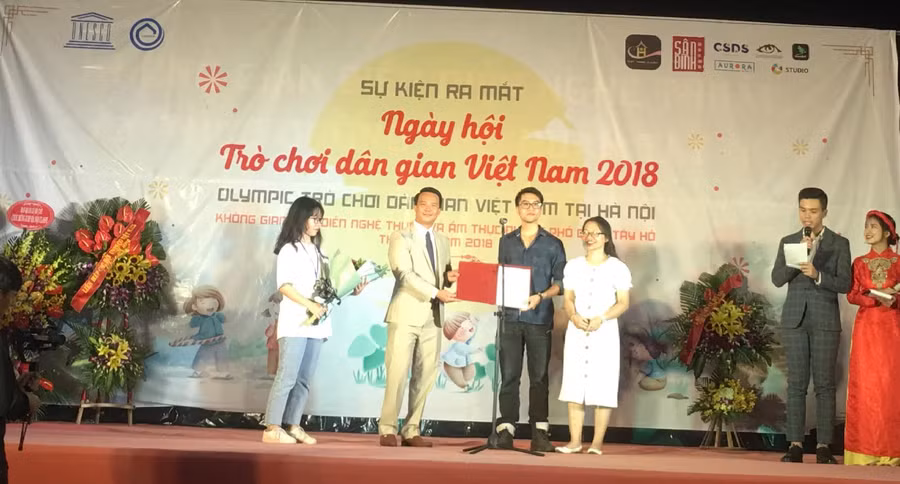 Ông Nguyễn Xuân Khiết - Phó tổng thư ký kiêm Chánh văn phòng Liên hiệp các hội UNESCO Việt Nam trao Quyết định công nhận Ngày trò chơi dân gian Việt Nam 18/8 cho Ban Tổ chức.