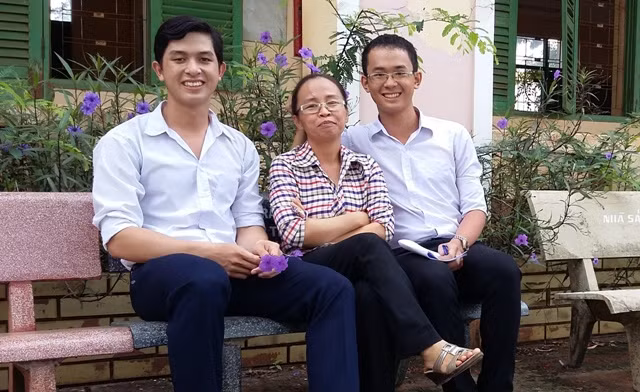 NGƯT Nguyễn Thị Thúy cùng 2 học sinh đạt giải nhất cuộc thi Khoa học kỹ thuật dành cho học sinh phổ thông. 