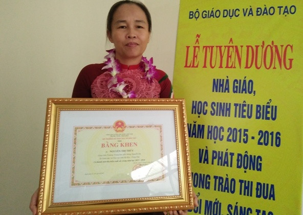 NGƯT Nguyễn Thị Thúy trong lễ tuyên dương nhà giáo, học sinh tiêu biểu năm học 2015 - 2016 NGƯT Nguyễn Thị Thúy trong lễ tuyên dương nhà giáo, học sinh tiêu biểu năm học 2015 - 2016