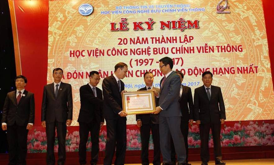 Phó Thủ tướng Vũ Đức Đam trao Huân chương Lao động hạng Nhất cho lãnh đạo Học viện Công nghệ Bưu chính Viễn thông. Phó Thủ tướng Vũ Đức Đam trao Huân chương Lao động hạng Nhất cho lãnh đạo Học viện Công nghệ Bưu chính Viễn thông.