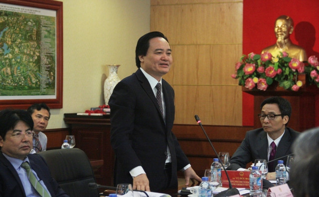 Bộ trưởng Bộ GD&ĐT Phùng Xuân Nhạ phát biểu tại buổi làm việc