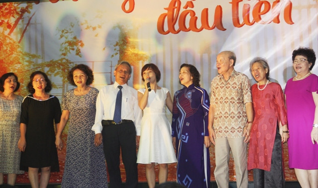 Thầy giáo và các thế hệ sinh viên đan xen cùng nắm tay, cùng cất cao lời ca tiếng hát