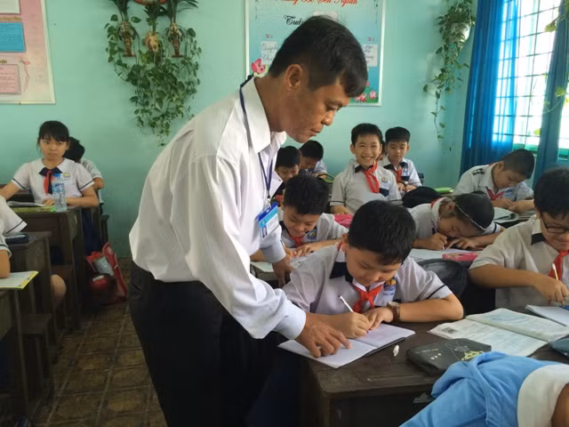 Thầy Tô Ngọc Sơn hướng dẫn học sinh trong giờ học