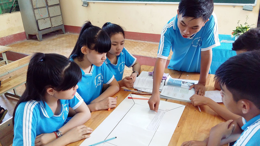 Học sinh thảo luận thực hiện bài tập vận dụng