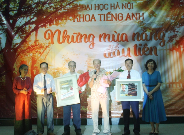 Thầy Nguyễn Quốc Hùng, thầy Vũ Tá Lâm nhận bó hoa tươi thắm từ những học trò cũ