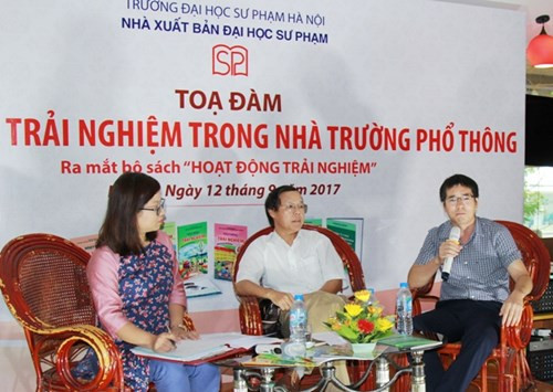 Giảng viên Nguyễn Quốc Vương (ngoài cùng bên phải) trao đổi trong buổi ra mắt bộ sách "Hoạt động trải nghiệm" Giảng viên Nguyễn Quốc Vương (ngoài cùng bên phải) trao đổi trong buổi ra mắt bộ sách "Hoạt động trải nghiệm"