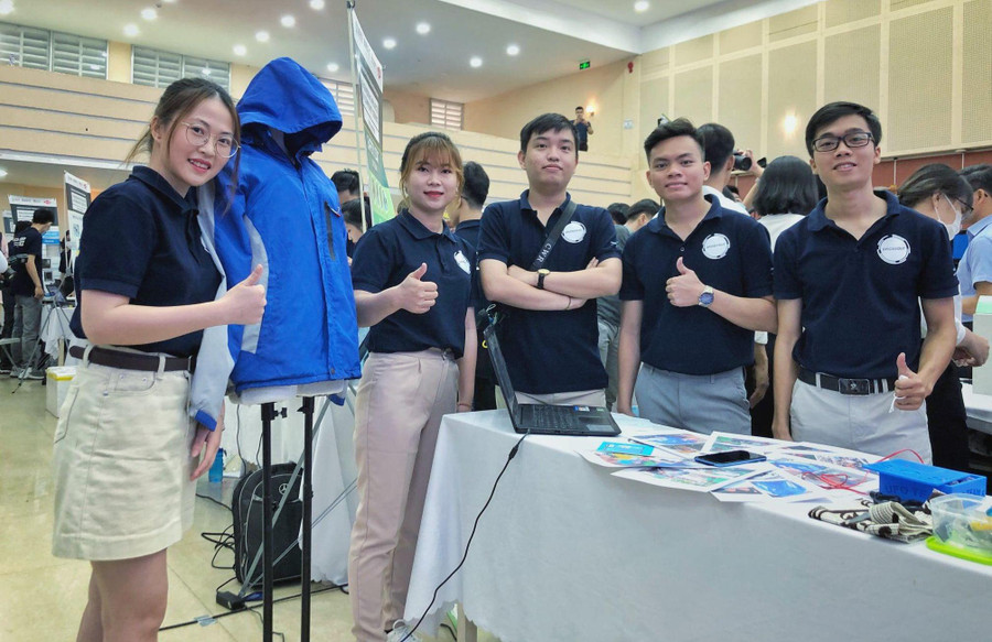 Sinh viên Trường ĐH Bách khoa, ĐH Đà Nẵng với dự án “Áo khoác an toàn”, đoạt giải Nhì Cuộc thi Dự án kỹ thuật phục vụ cộng đồng EPICS 2021.